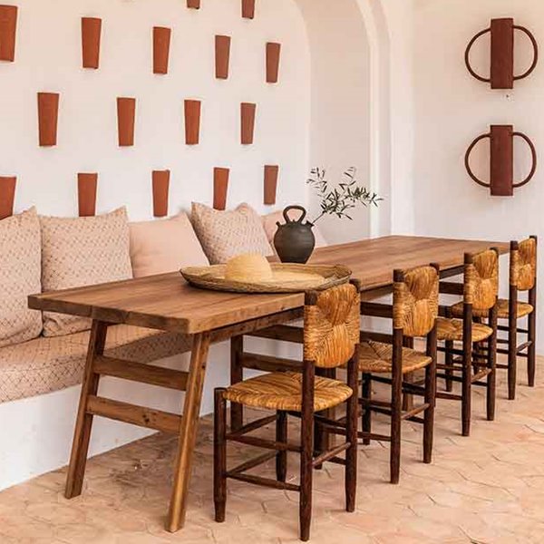 Hotel-Experimental-Menorca-mesa-con-sillas