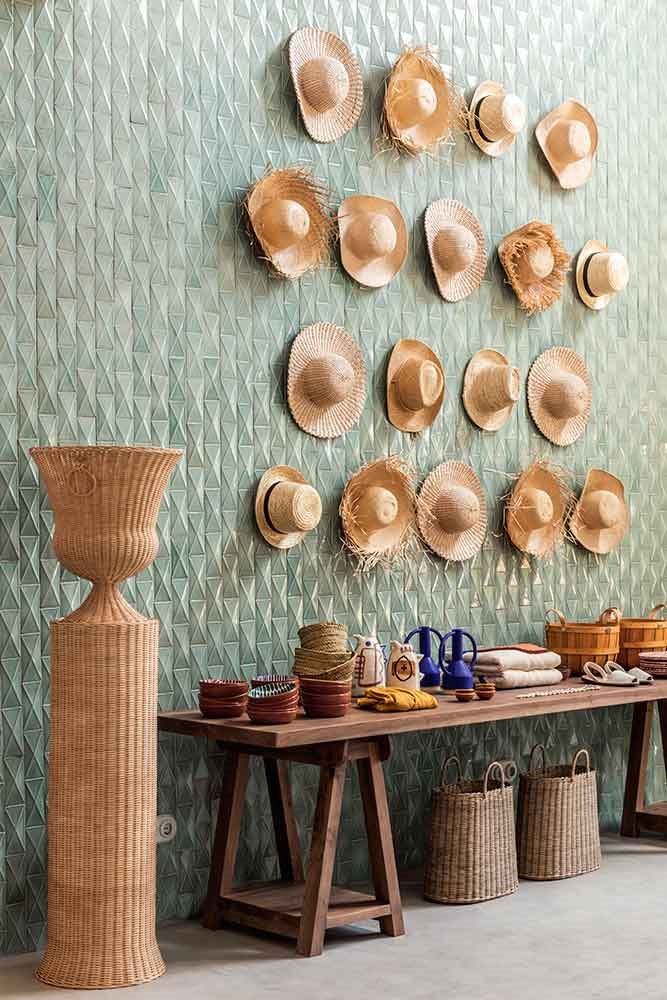 Hotel-Experimental-Menorca-pared-sombreros