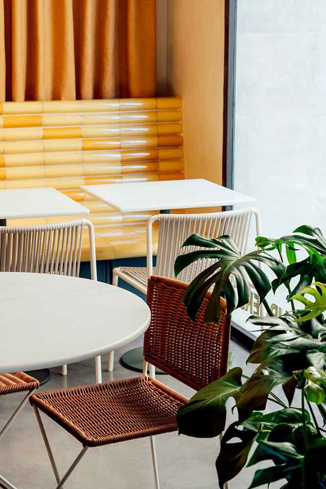 restaurante-Bunsen-Barcelona-sillas-y-plantas