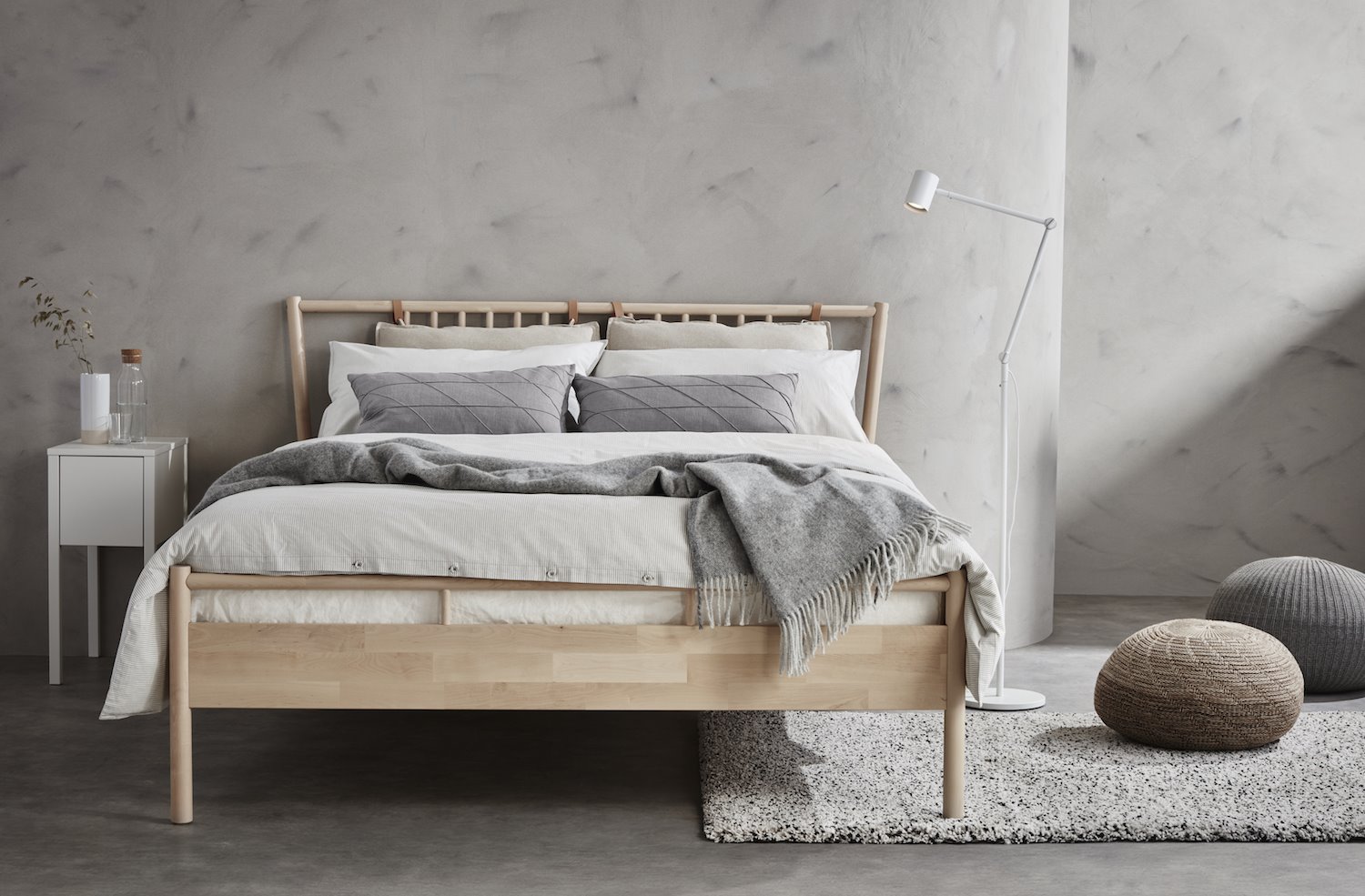 Cama moderna de madera con cabecero de barrotes de Ikea