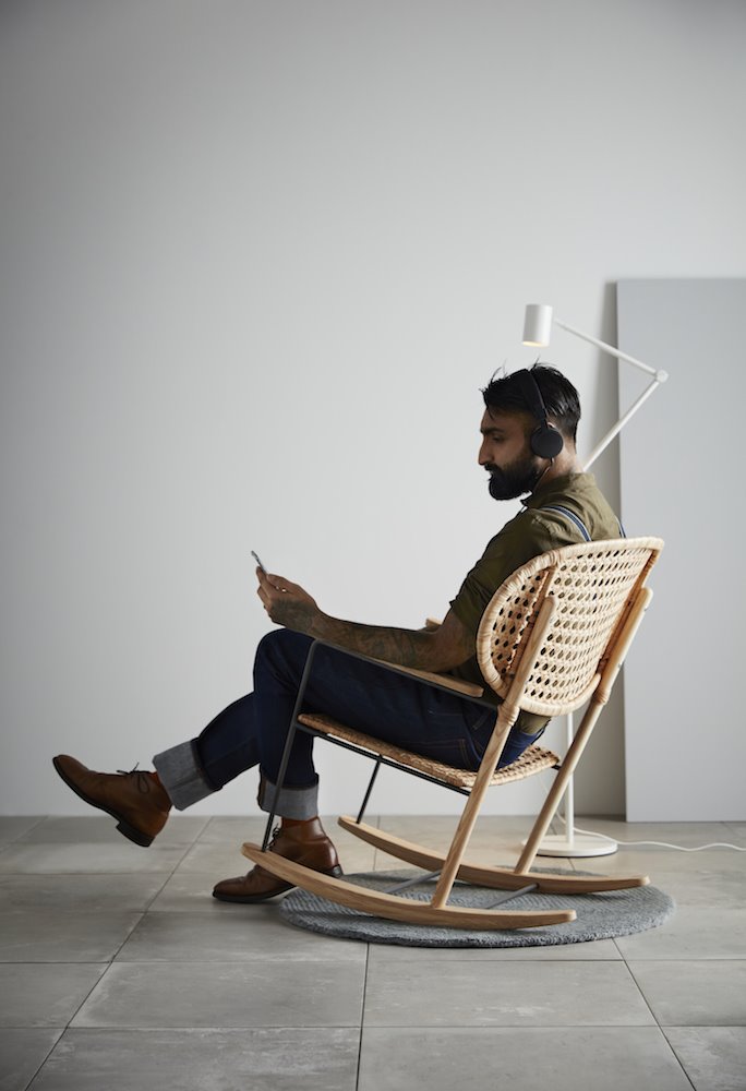 Mecedora de rejilla con patas de madera de Ikea