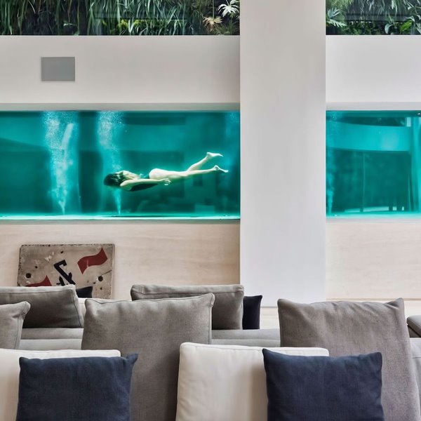 11 piscinas transparentes que se integran en el interior de casa