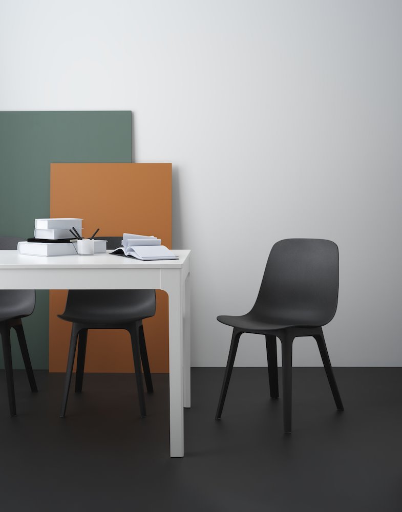 Silla de plastico reciclado de color negro de Ikea