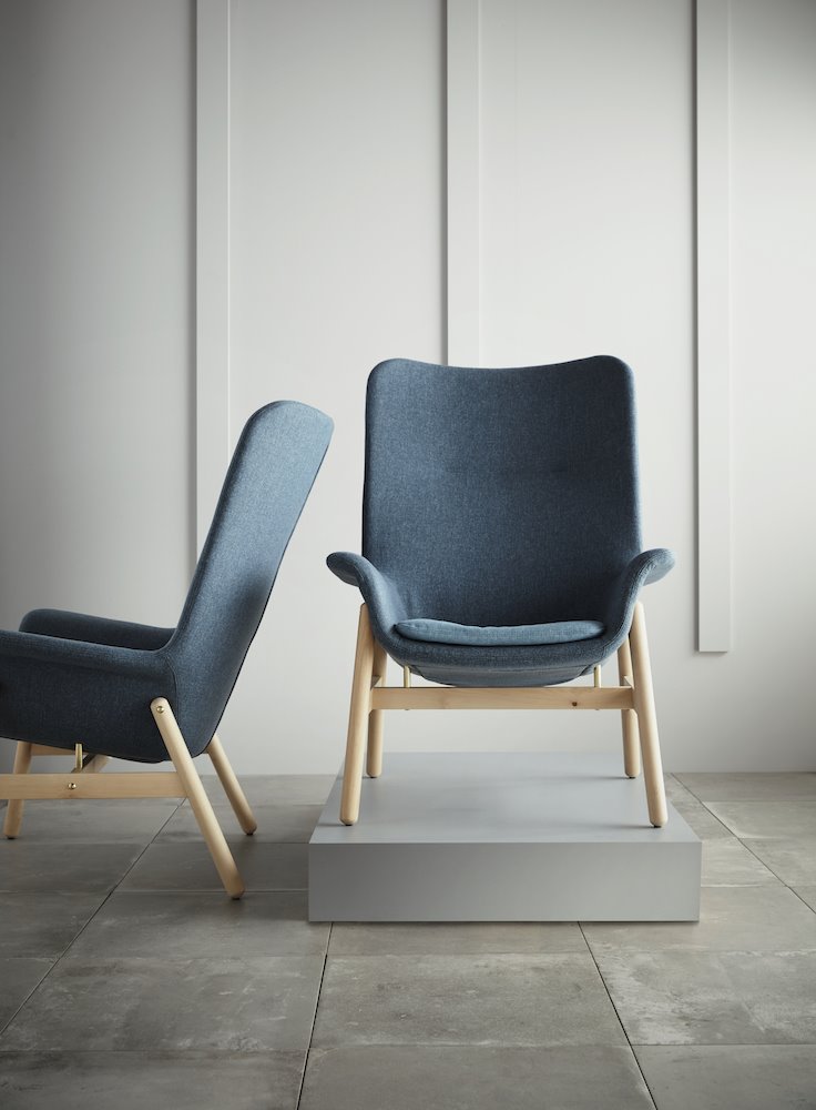 Sillon azul con patas de madera de Ikea