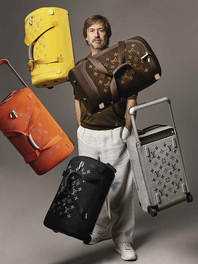 El diseñador Marc Newson, rodeado de las maletas que ha creado para Louis Vuitton. 