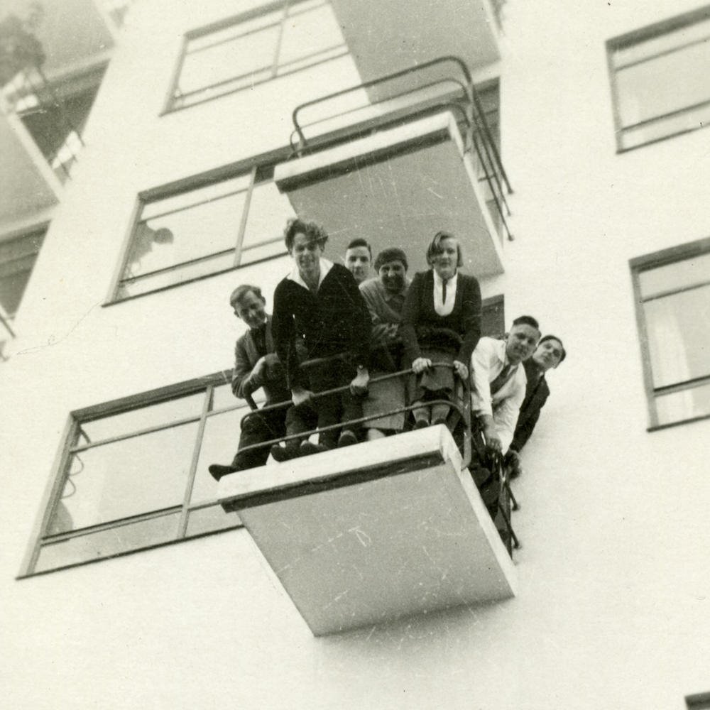 Estudiantes en la ventana de la Bauhaus en Weimar