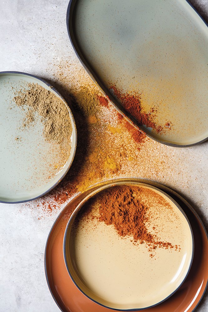 Los cálidos tonos de color elegidos para el esmaltado de las piezas llevan el nombre de las especias a las que se asocian: menta, canela, nuez moscada, cardamomo, tonka, y cúrcuma.