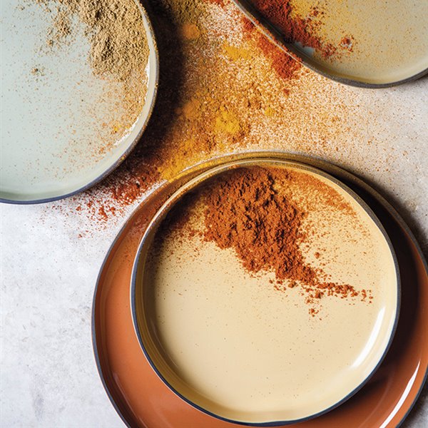 Los cálidos tonos de color elegidos para el esmaltado de las piezas llevan el nombre de las especias a las que se asocian: menta, canela, nuez moscada, cardamomo, tonka, y cúrcuma.