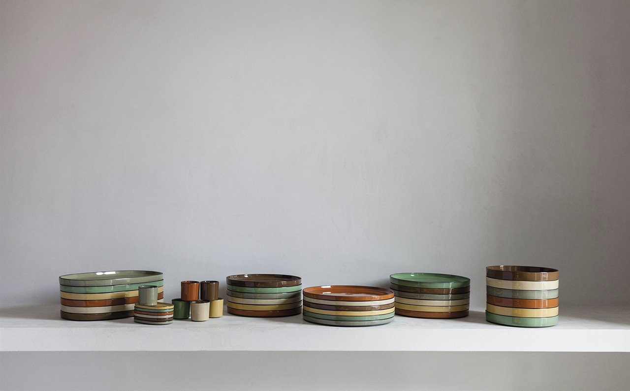 Platos de cuatro dimensiones, bandejas ovaladas y vasos componen la colección Caractère de Revol.