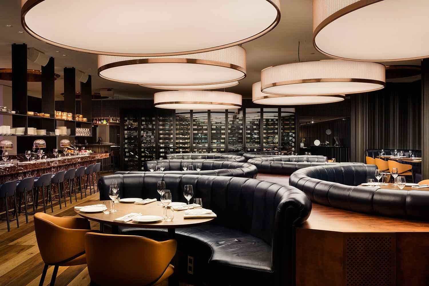 restaurante-mr-porter-barcelona-salon-sofas-lamparas