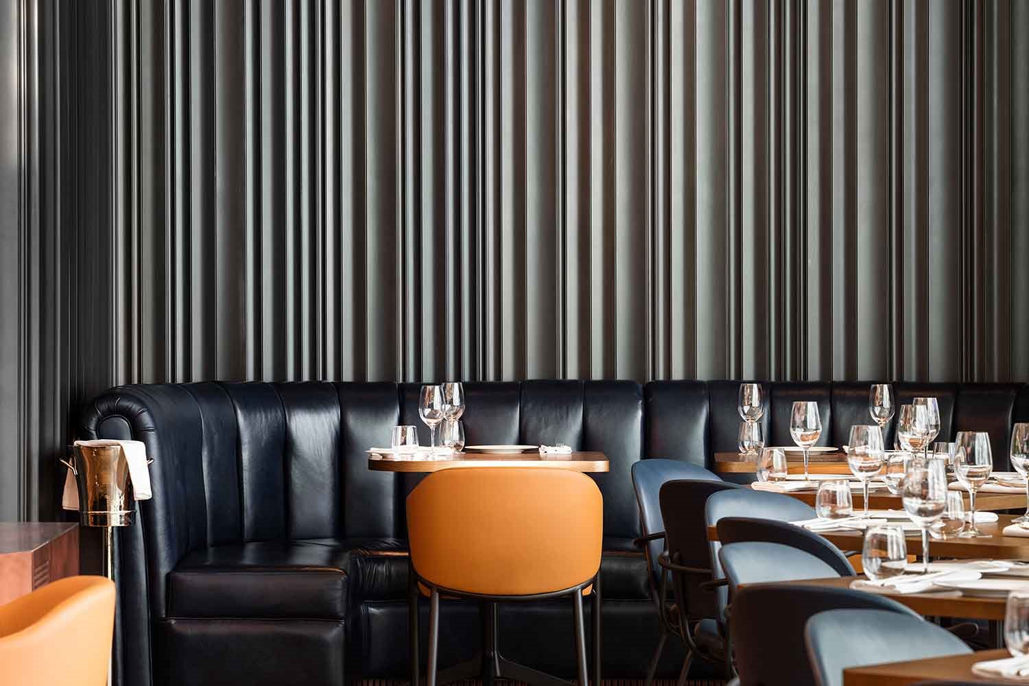 restaurante-mr-porter-barcelona-sofa-negro