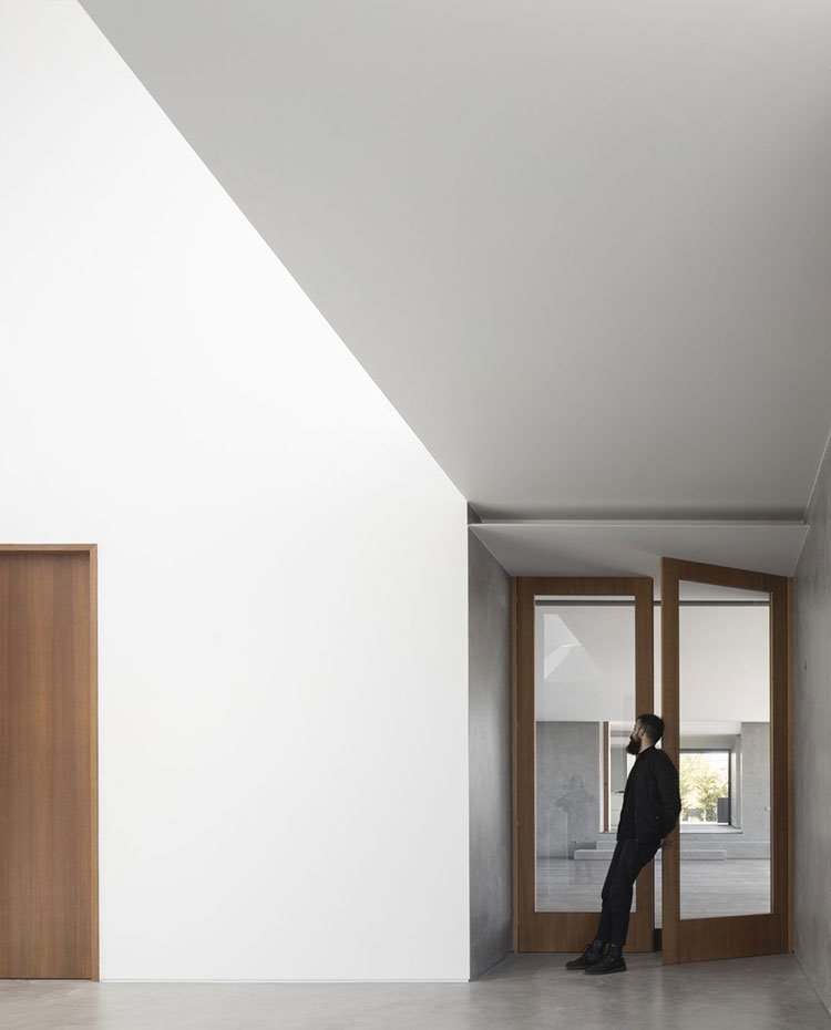 Sala en blanco con puertas de madera opacas o otras con cristal