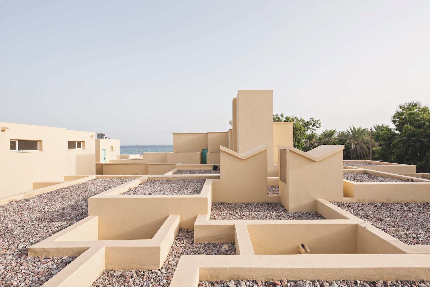 Tejados de un colegio en sudáfrica diseñado por Urko Sanchez. La trayectoria del arquitecto madrileño Urko Sánchez está íntimamente ligada al continente africano. Allí, en Yibuti, acaba de construir un complejo residencial para niños en colaboración con la ONG SOS Kinderdorf