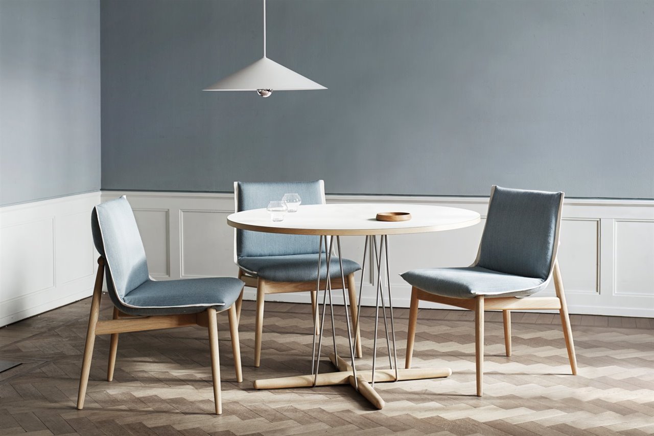 Junto a la mesa se suma la nueva silla Embrace, sin brazos y más ligera. 