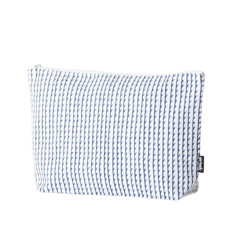 Artek vende almohadas y tote bags con este mismo estampado. 