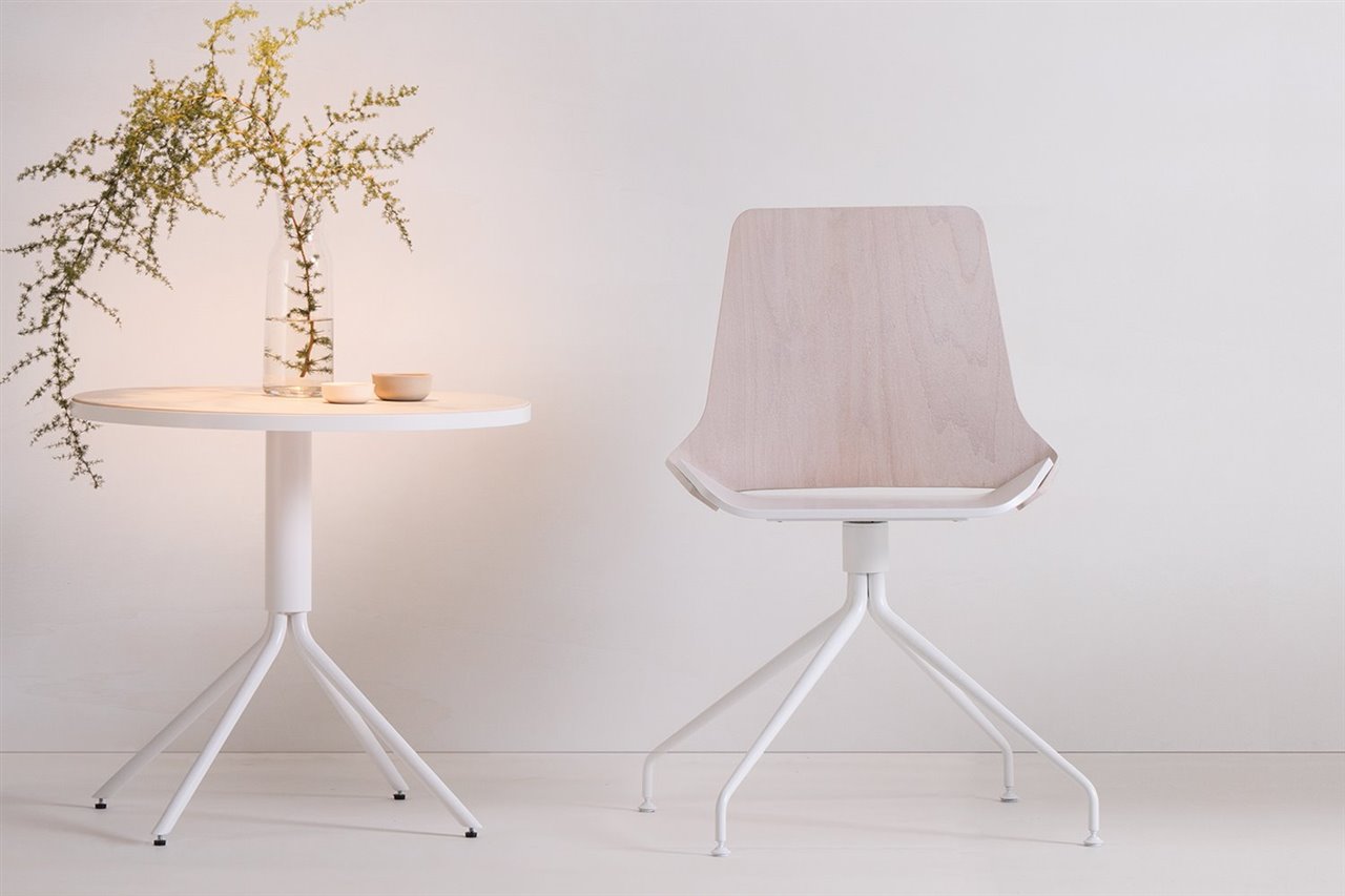 La silla Kimmi conecta dos piezas de madera contrachapada para construir el asiento y el respaldo.