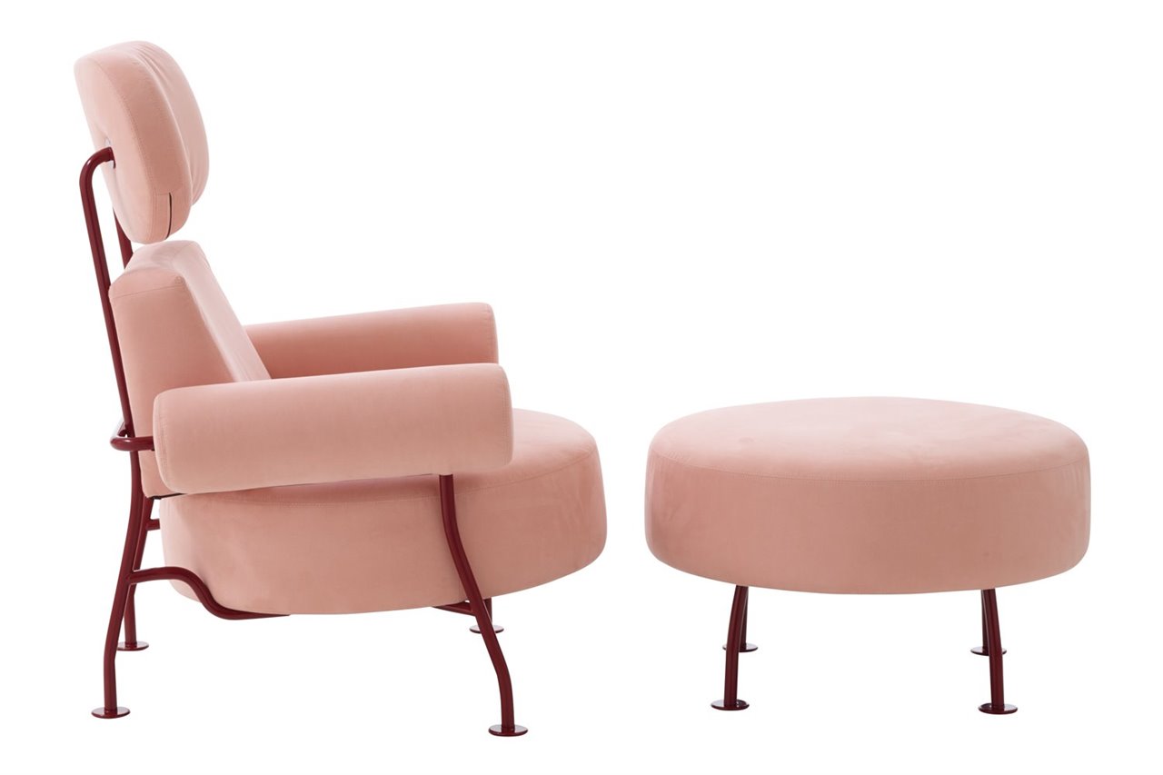 El sillón y reposapiés Astair, de Pierre Charpin para Ligne Roset, garantizan confort y longevidad. 