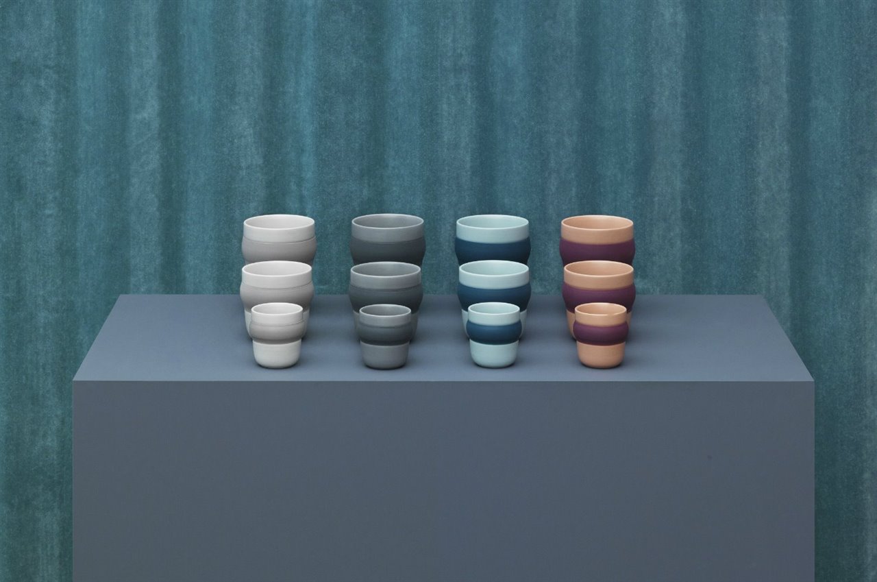Unos cinturones de silicona caracterizan a las tazas de porcelana Obi. 