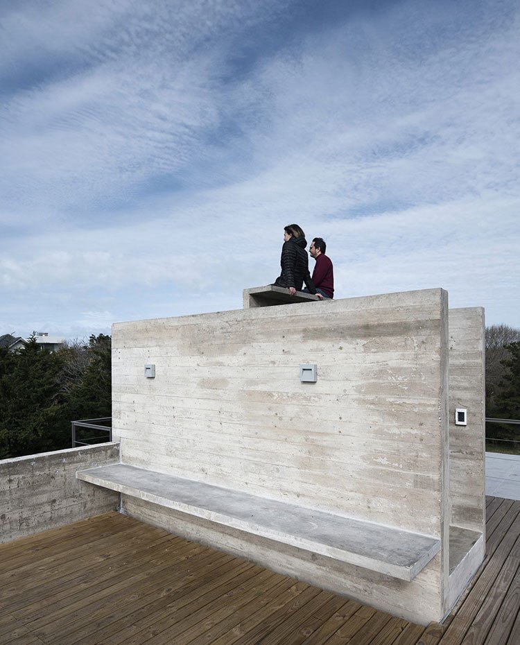 Detalle cubierta exterior con suelo de madera y estructura de hormigón, con rincón a modo de mirador