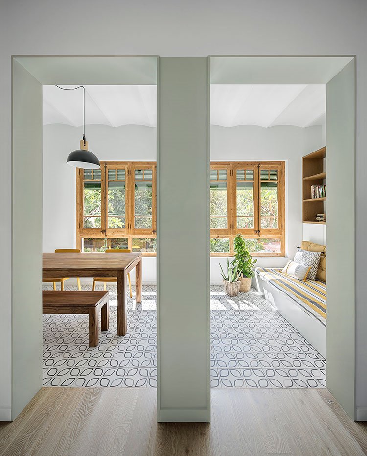 Doble apertura a salón y comedor, suelo de madera y baldosa, mesa de comedor en madera