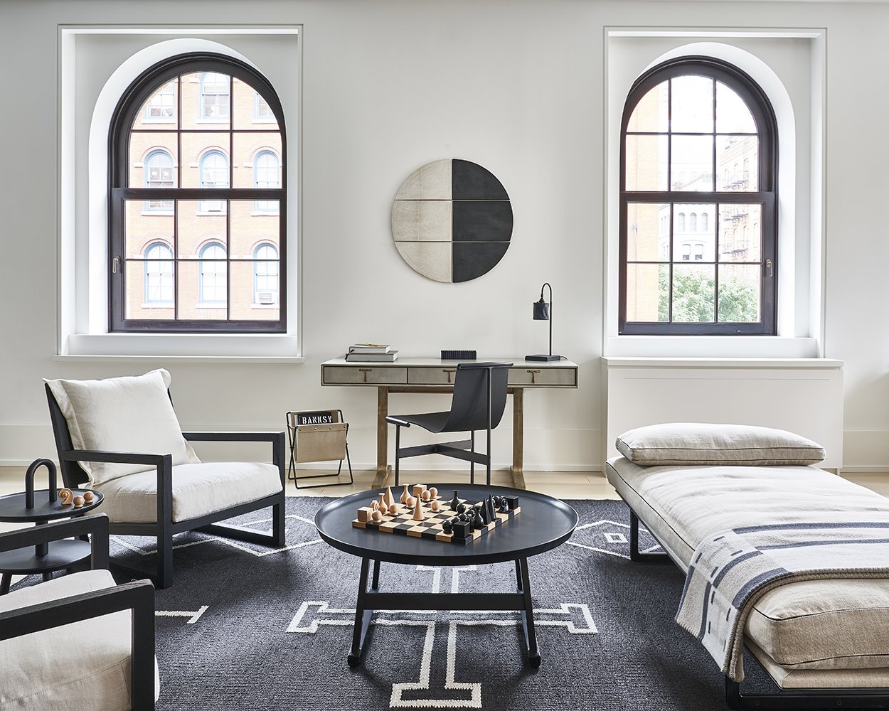 En este proyecto de Chelsea Reale y Diana Rice, el blanco y el negro crean el contexto en el que se organiza el resto de decisiones para la decoración.