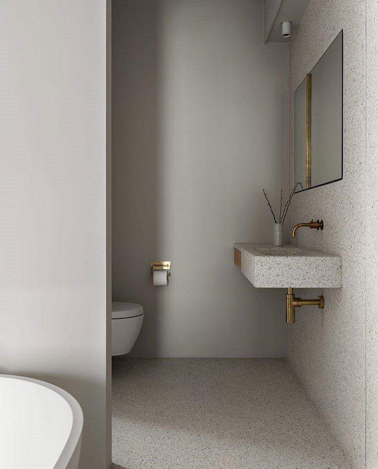 Cuerto de baño con zona de lavamanos e inodoro junto a bañera pero protegido tras tabique