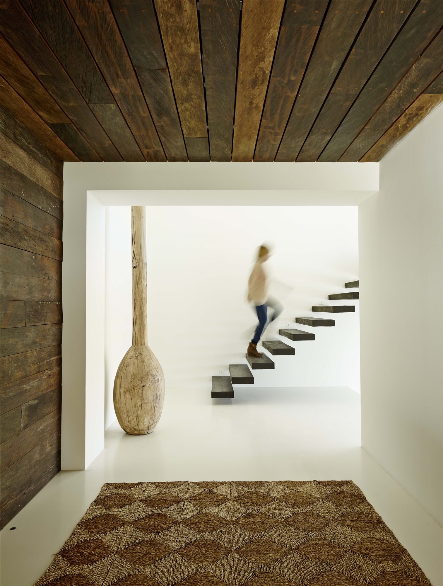 Escalera e interior de villa alegre