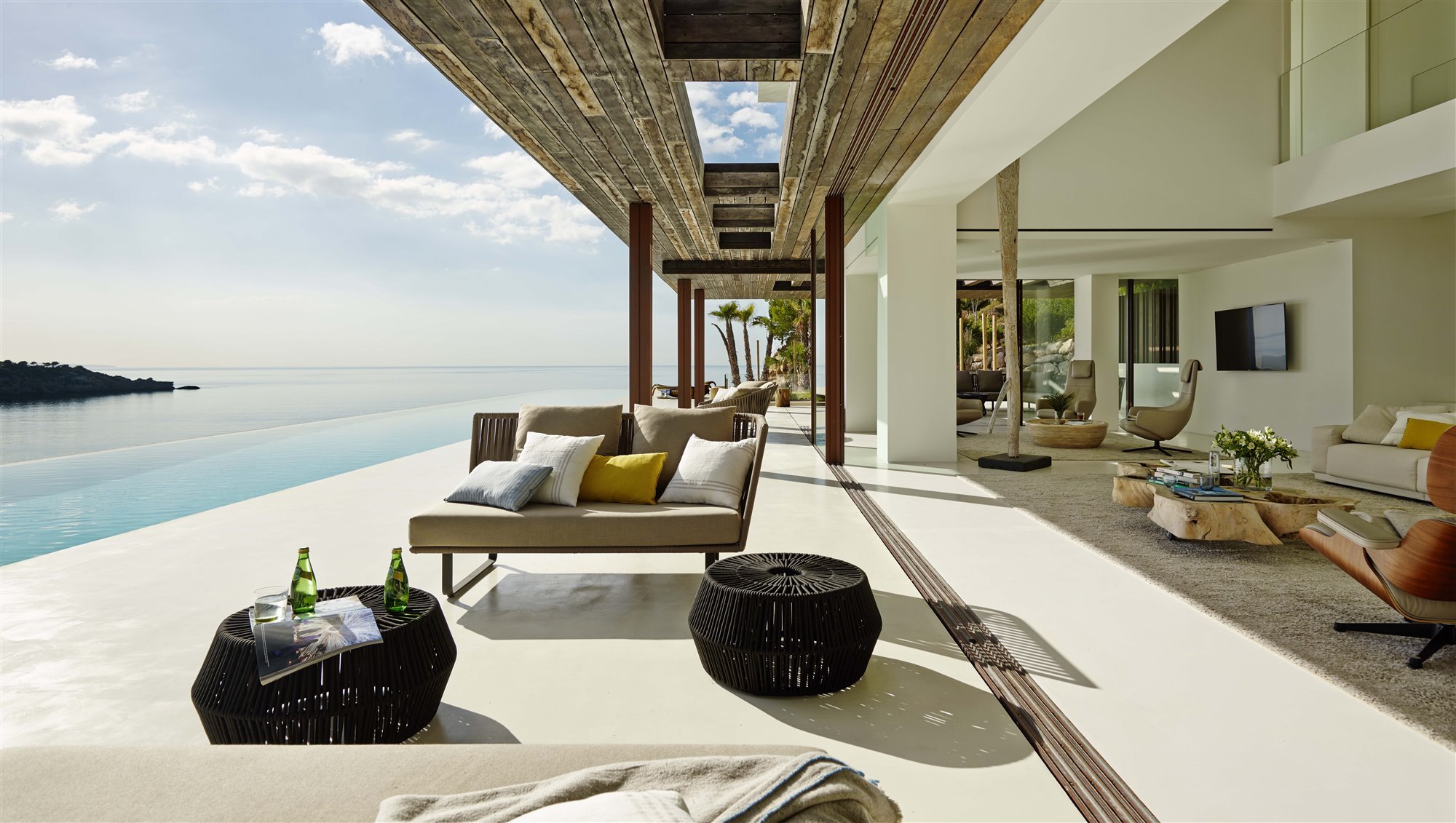 Porche con piscina y vistas al mar de villa alegre en ibiza
