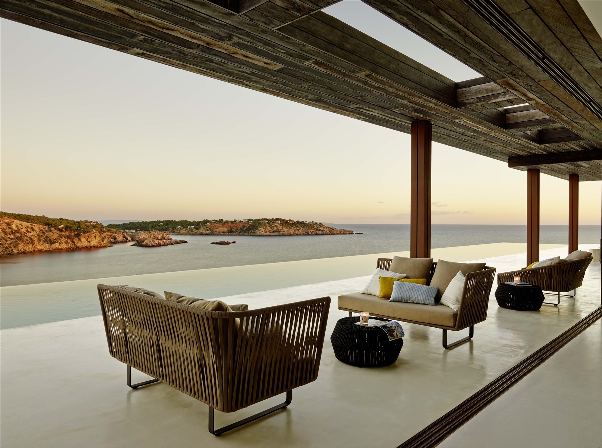 Porche con vistas y piscina de Villa Alegre