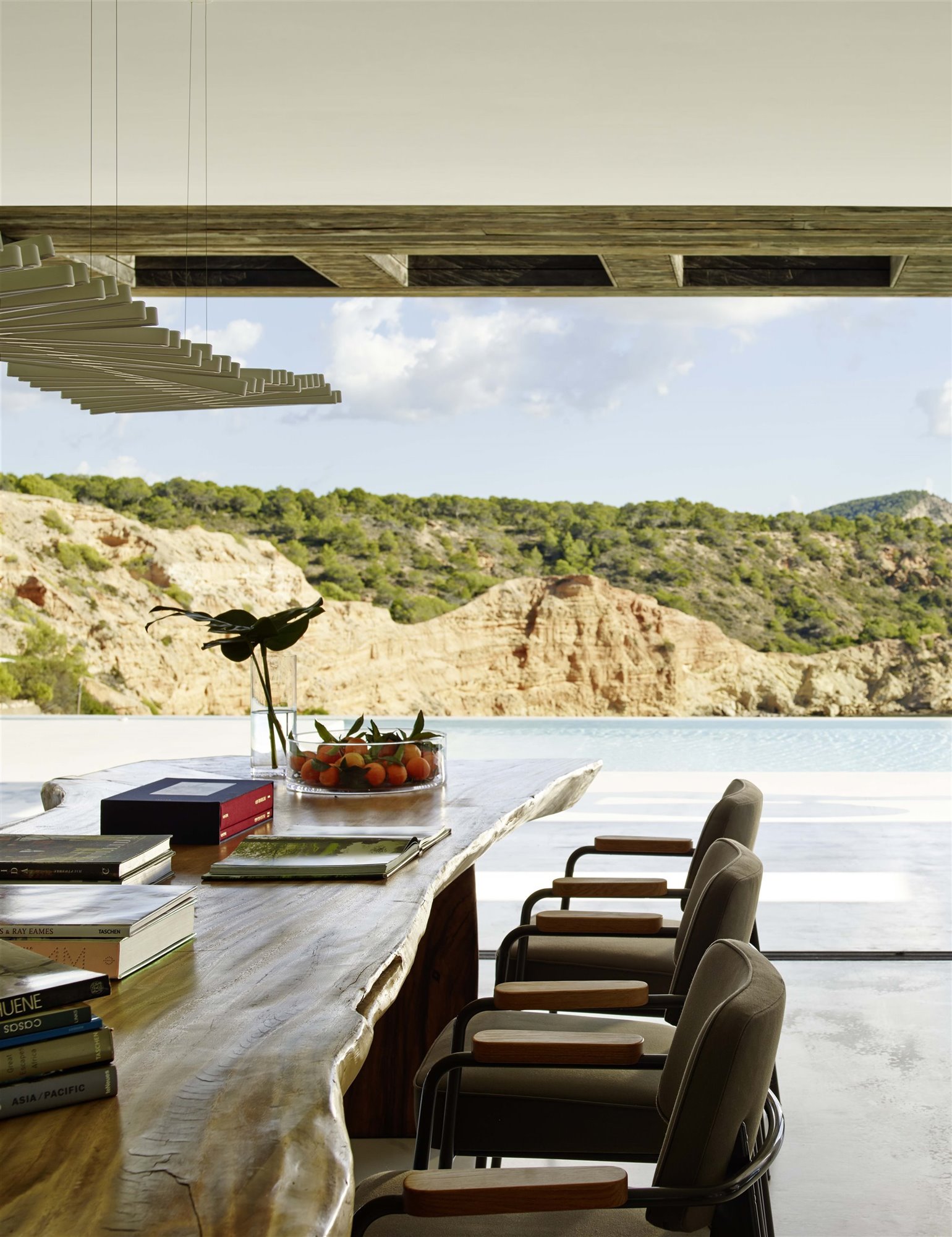 porche y piscina villa alegre