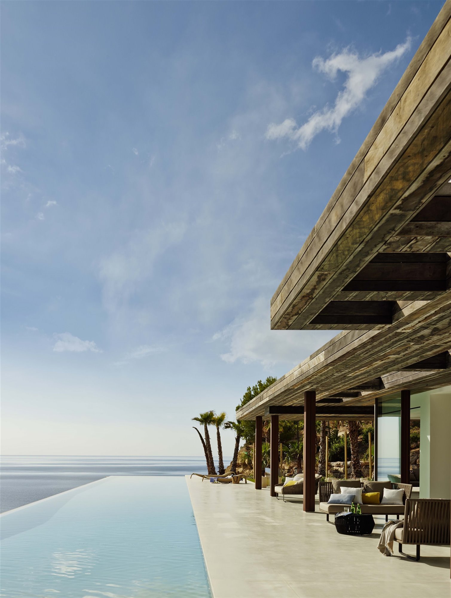 terraza y piscina con vistas al mar de villa alegre