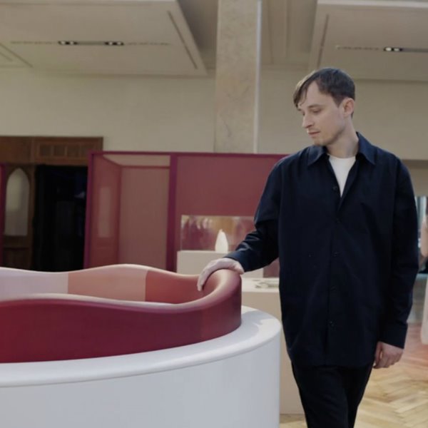 Bang & Olufsen crea una escultura que produce música al acariciarla