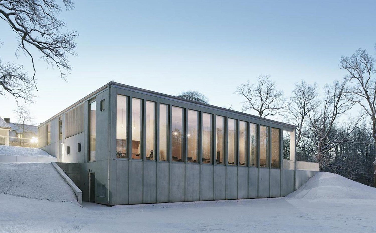 Exterior edificio de hormigón y cristal