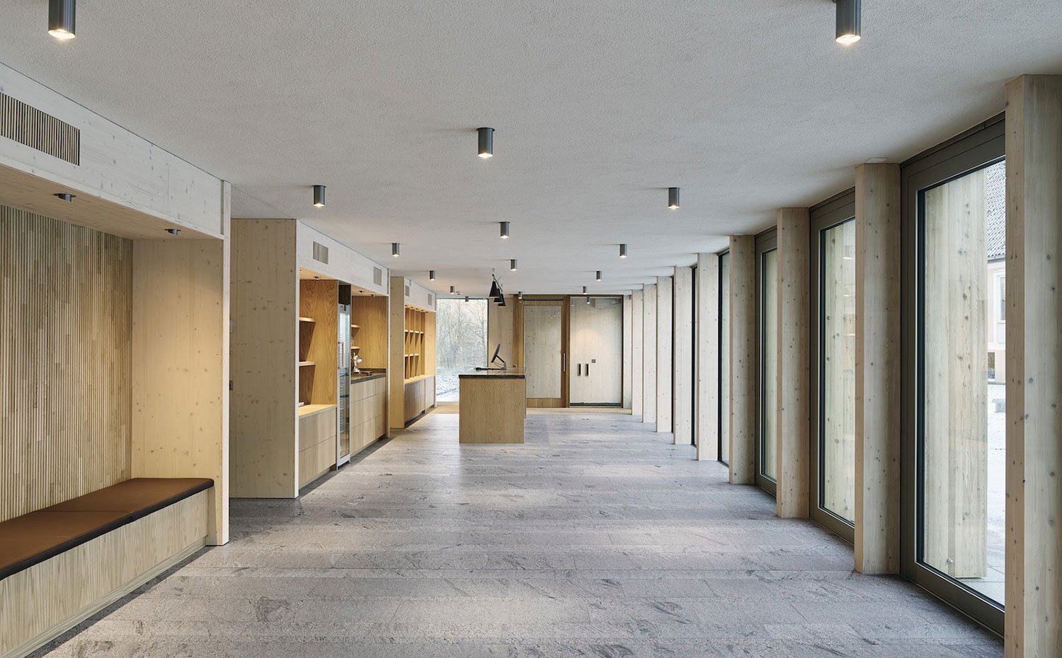 Vestíbulo de entrada con equipamiento de madera y focos en techo