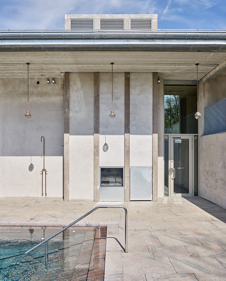 Piscina exterior de spa en Suecia