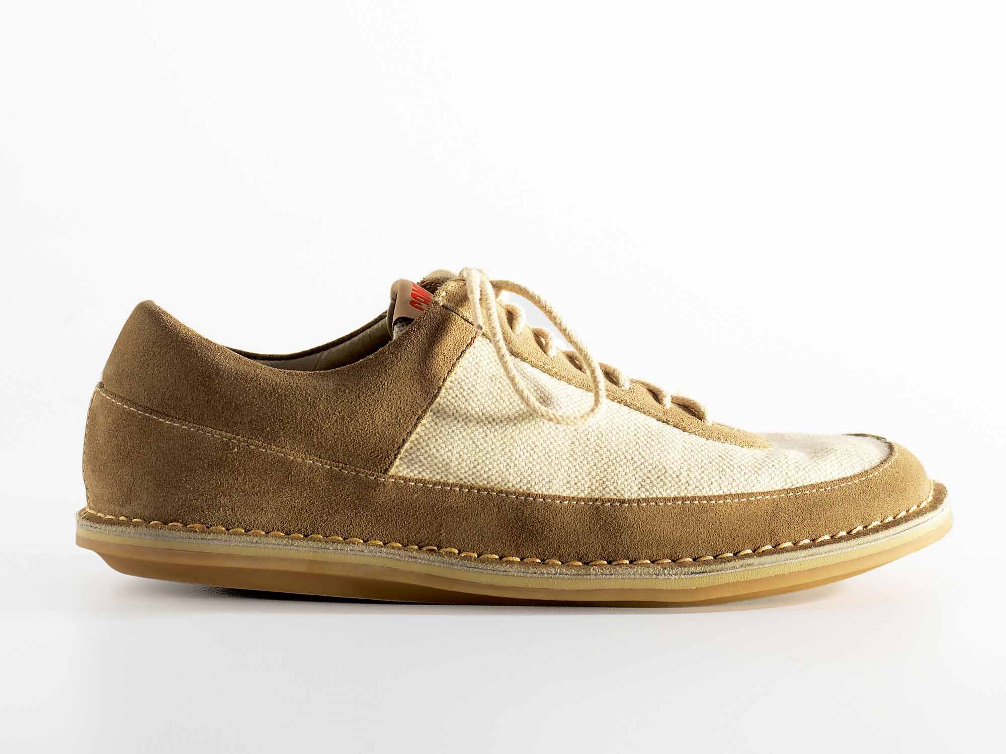 Zapatos de cordones diseñados por Jasper Morrison para Camper. Camaleón es el nombre del primero de los diseños de Jasper Morrison para la firma de calzado española.