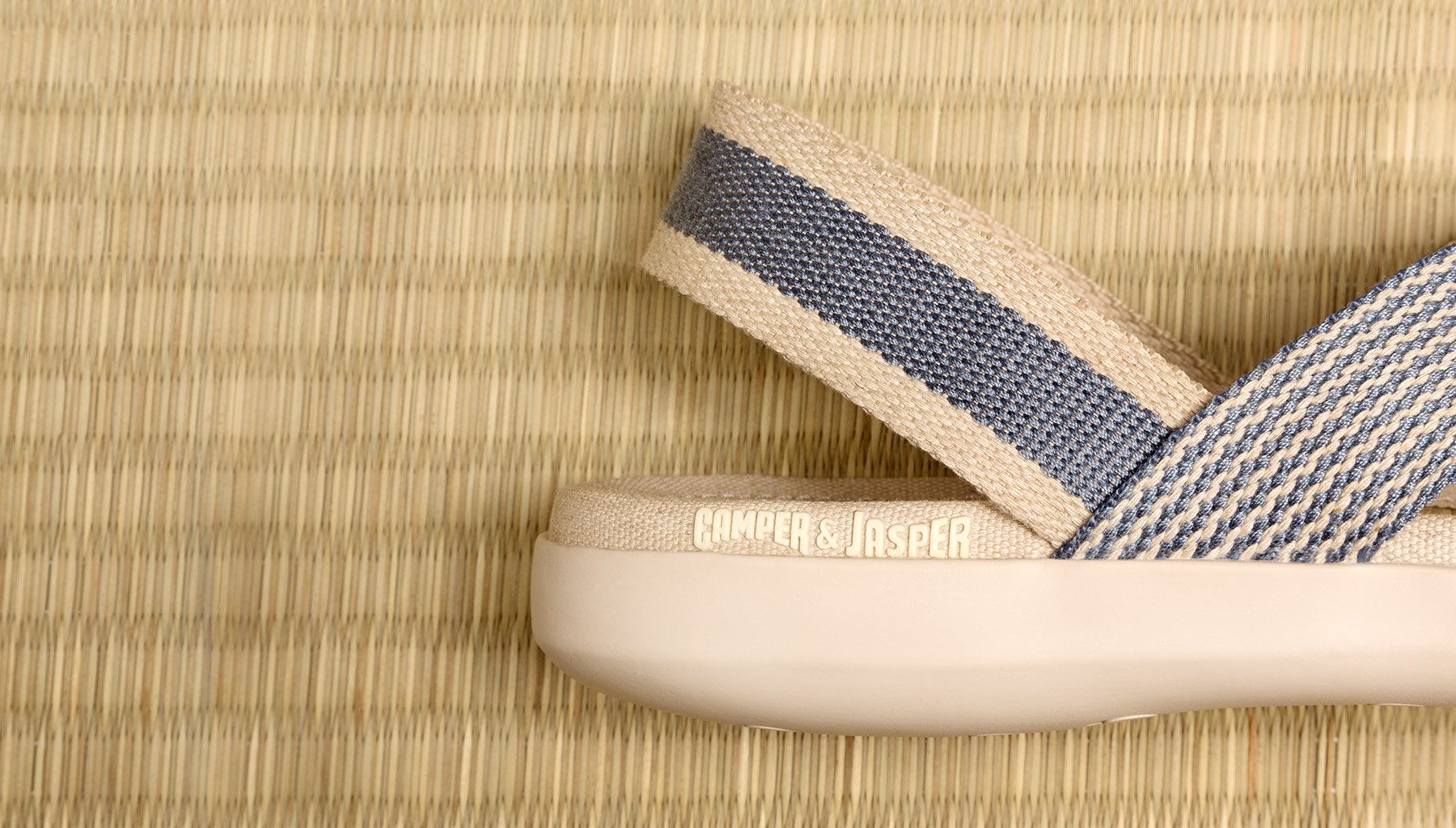 Sandalias con plantilla de tatami diseñadas por Jasper Morrison para Camper. El tatami ha sido el material escogido por Jasper Morrison para la última de sus colaboraciones con Camper.