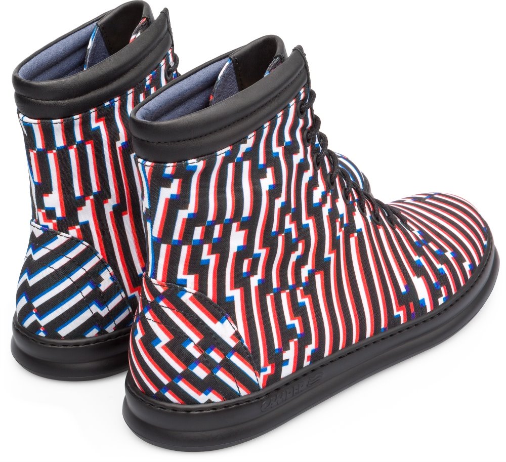Botas Twins con cordones diseñadas por Cristian Zuzunaga para Camper. Las botas Twins se han vuelto de lo más surrealistas gracias al colorido diseño de Cristian Zuzunaga.