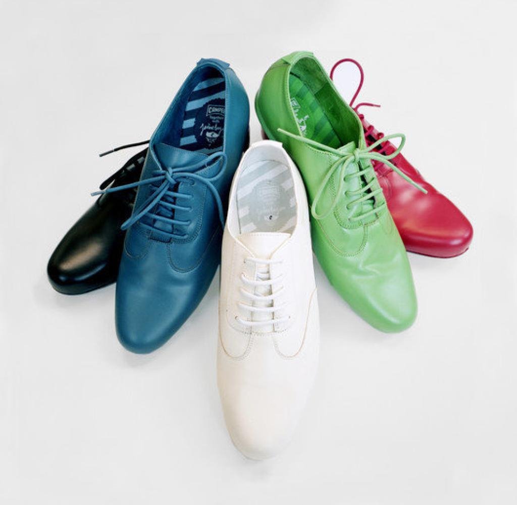 Zapatos de cordones de colores diseñados por Jaime Hayón para Camper. Los zapatos de swing sirvieron de inspiración a Jaime Hayón para crear su diseño para Camper Together.