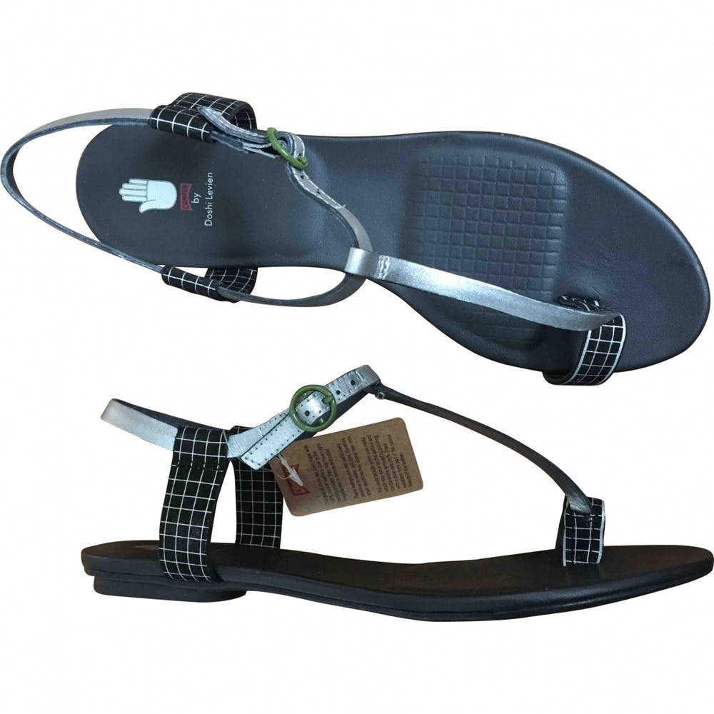 Sandalias diseñadas por Doshi Levien para Camper. Sandalias Twins, diseñadas por Doshi Levien en 2012. Inspiradas en los cuadernos de XXX