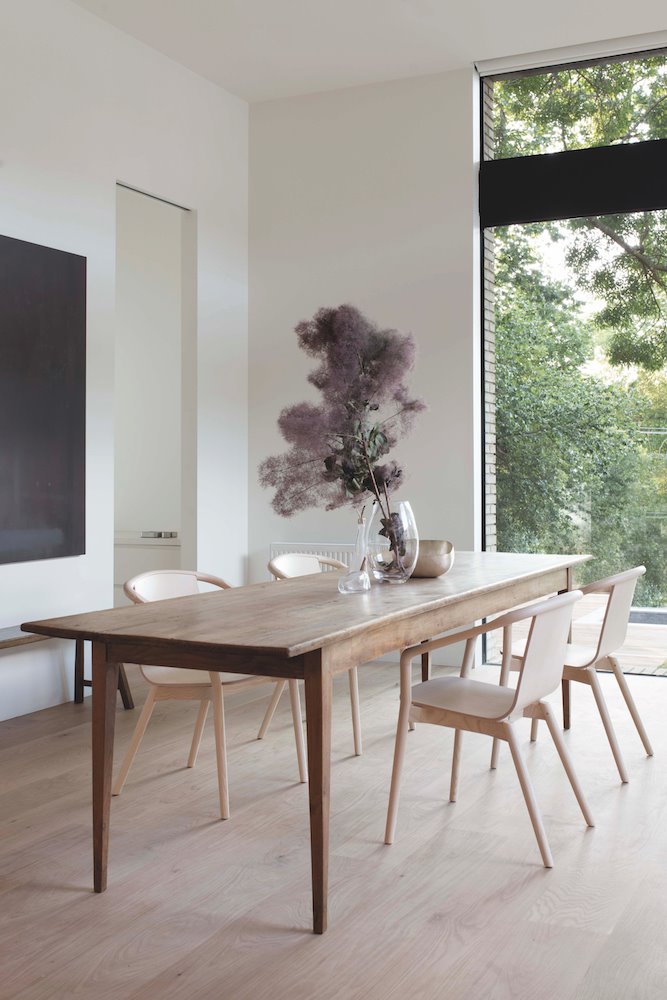 Comedor con ventana al exterior y sillas y mesa de madera