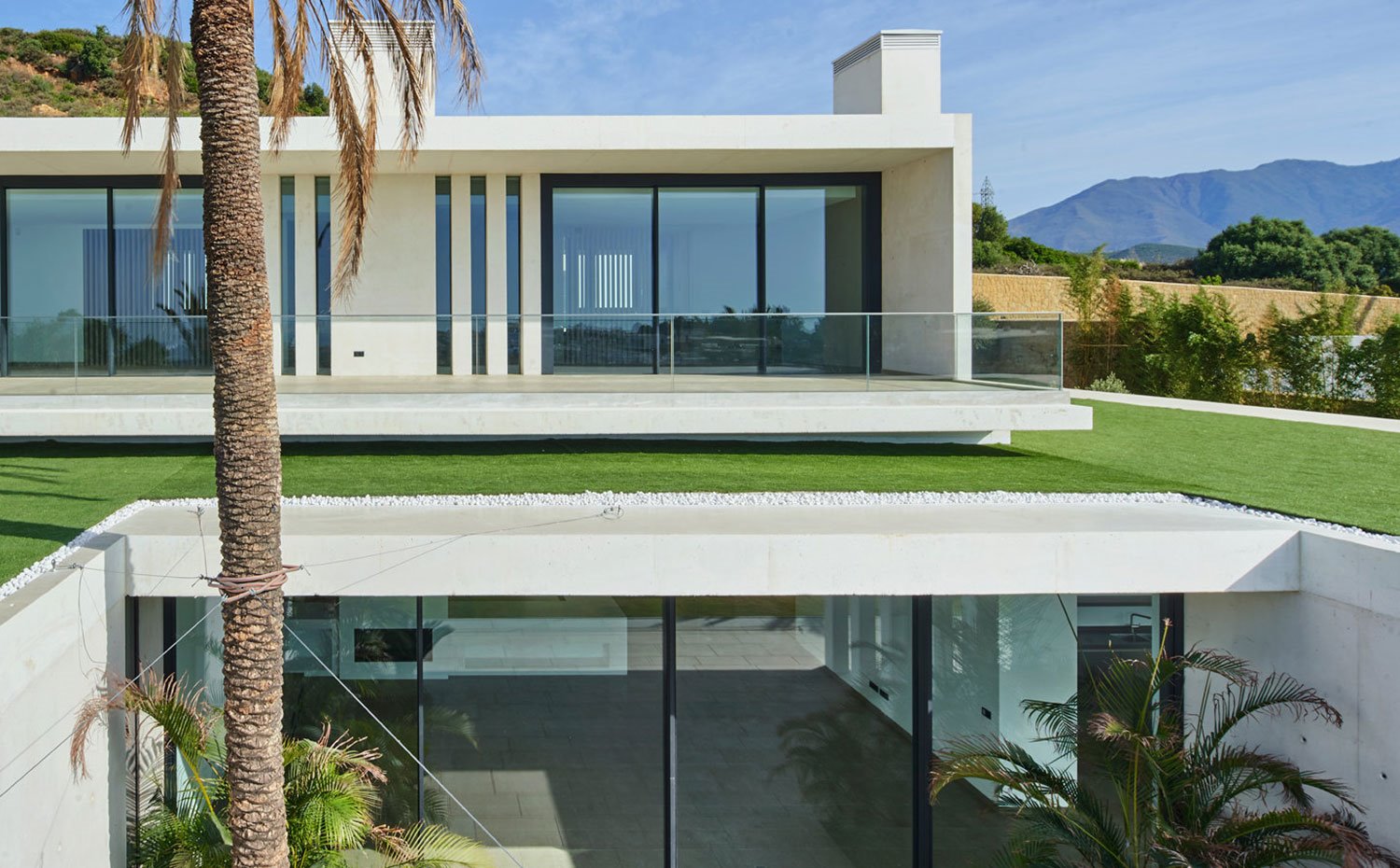Fachada superior con vistas al nivel interior desde zona ajardinada