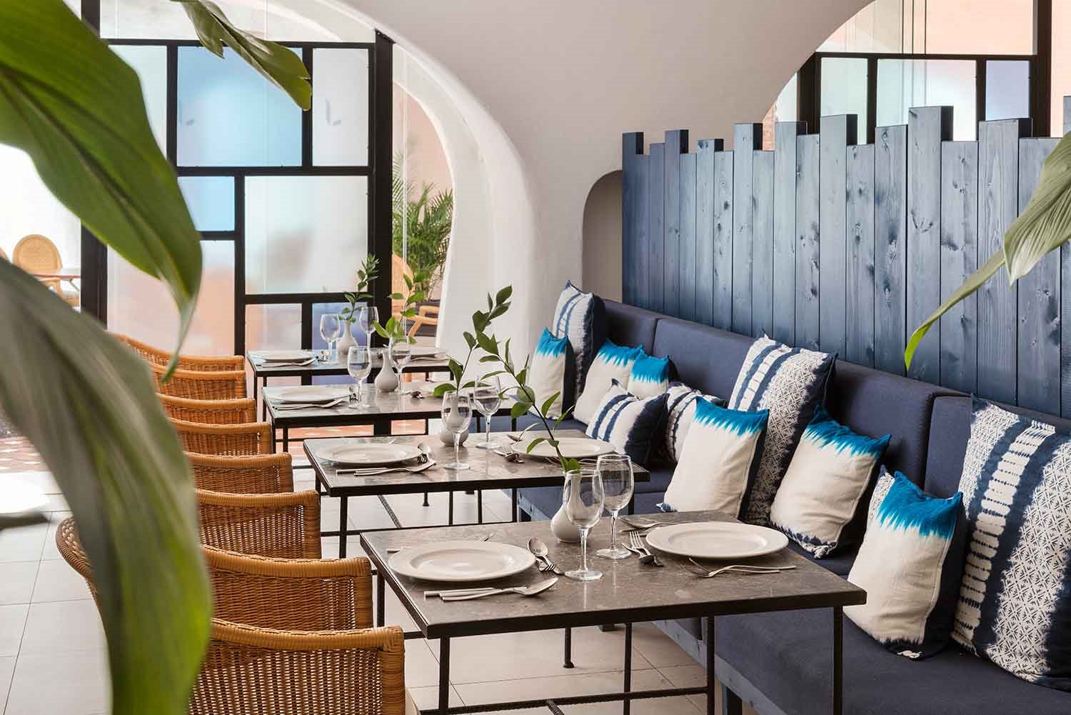 Hotel-Jardin-Tropical-Laguna-Food-Market-mesas-Jaime-Beriestain
