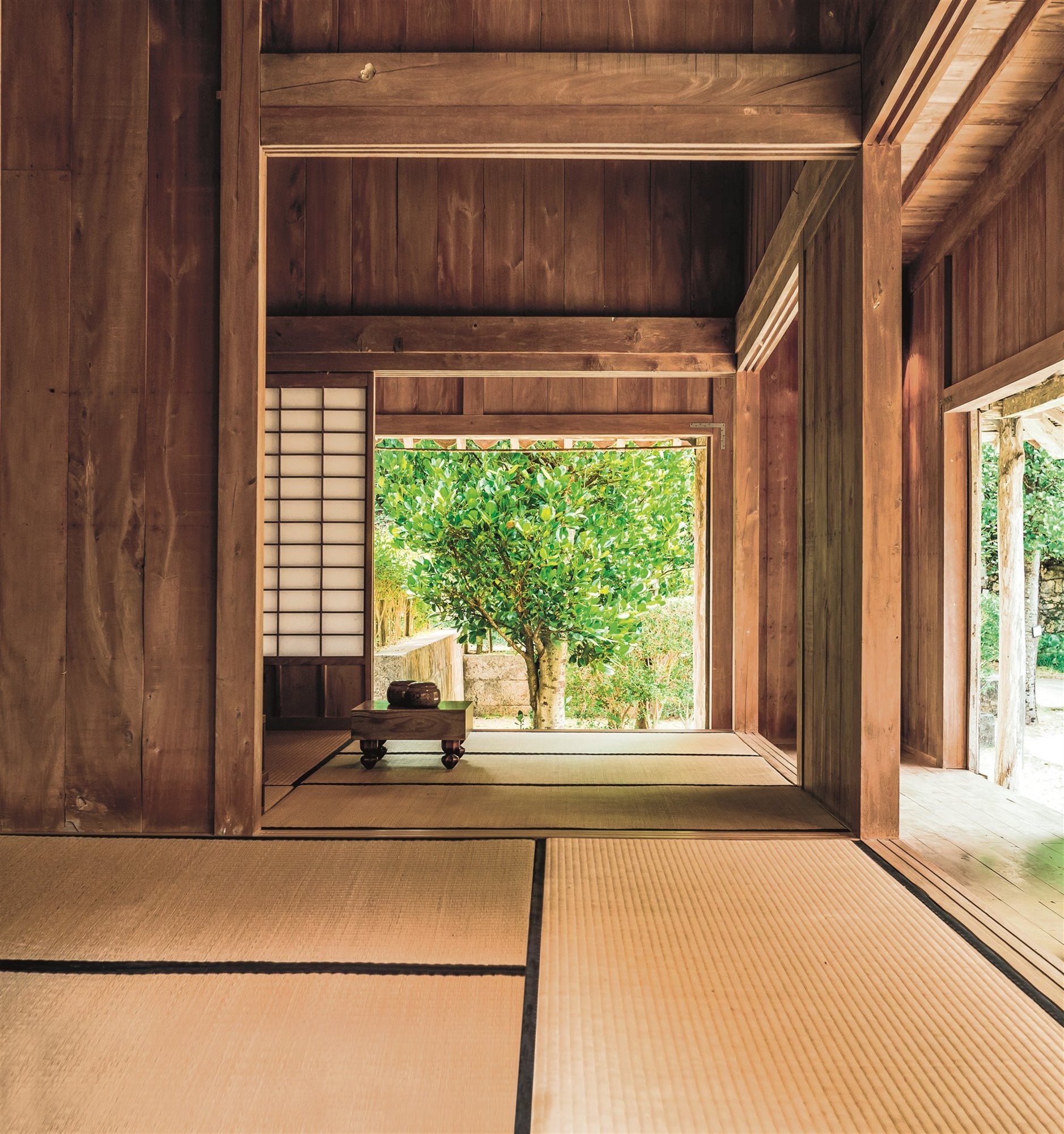 Interior de una casa japonesa con tatami y paredes de madera