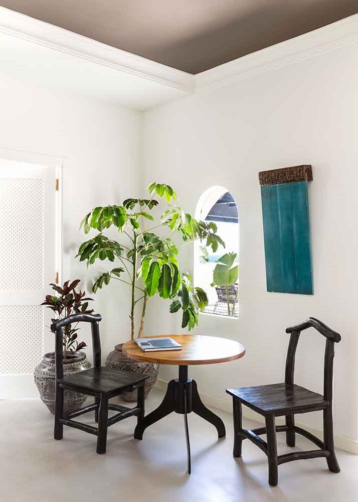 Jaime-Beriestain-Hotel-jardin-tropical-habitaciones-mesa-sillas-madera