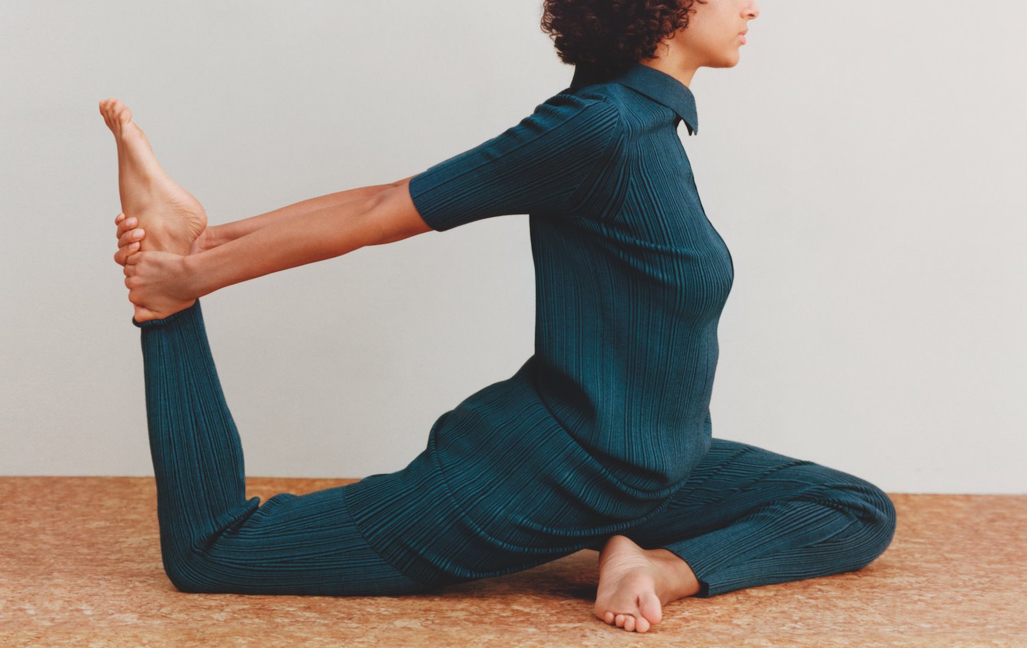 Mujer practicando yoga con ropa de COS