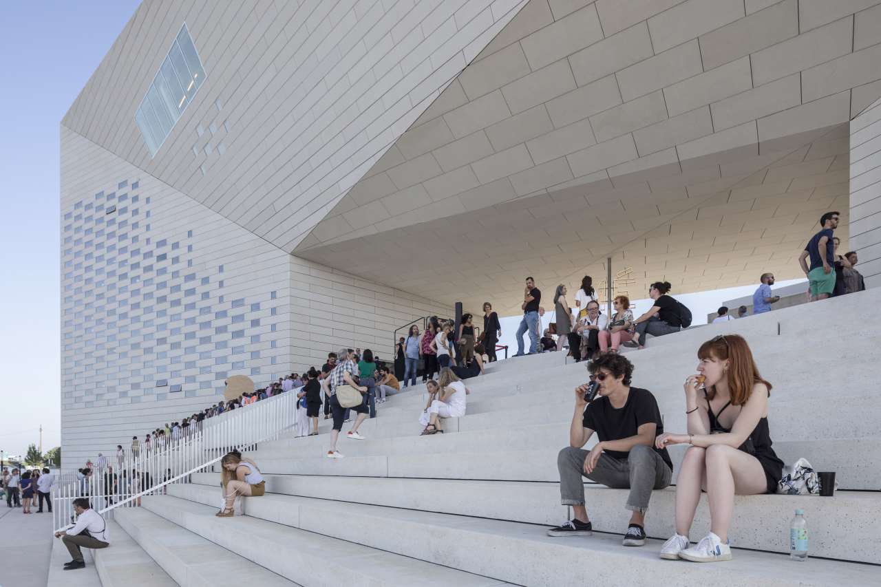 museo-meca-burdeos-escaleras