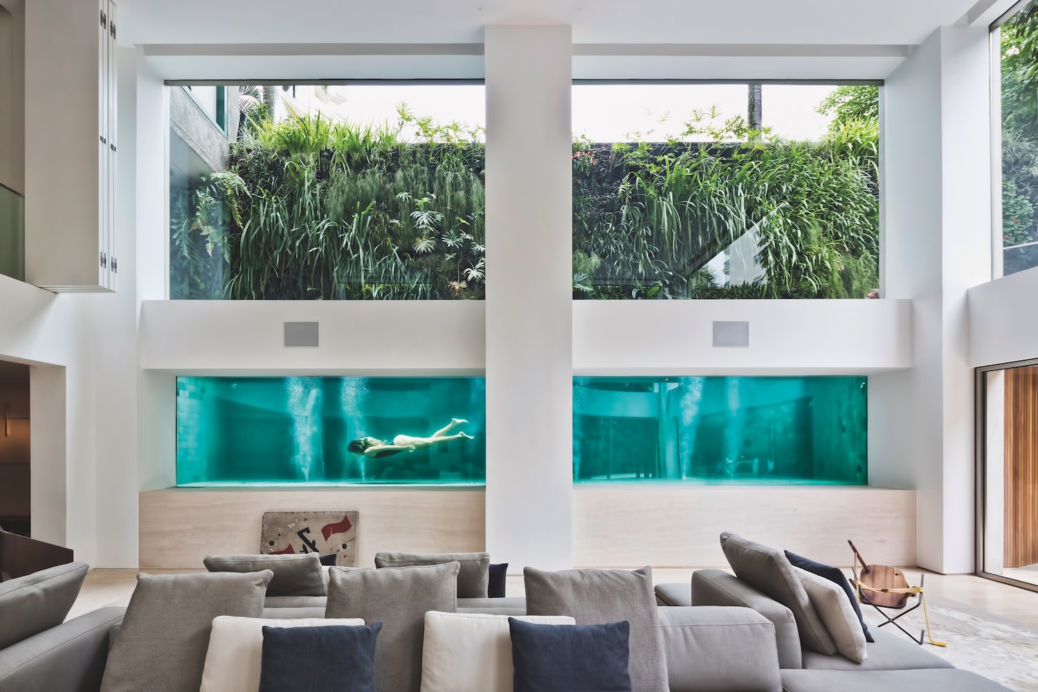 Piscina interior vista desde el salon de la casa moderna