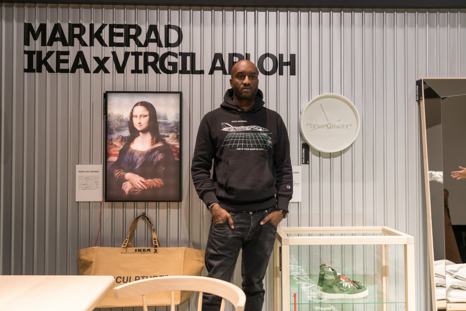 Virgil Abloh posando ante sus diseños de Ikea