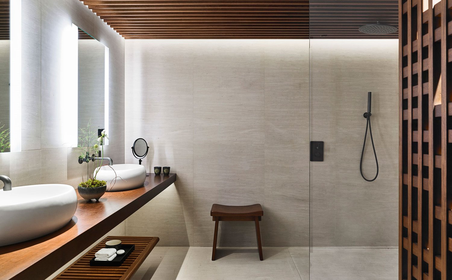 Cuarto de baño de tonos crudos y mobiliario en madera de inspiración japonesa